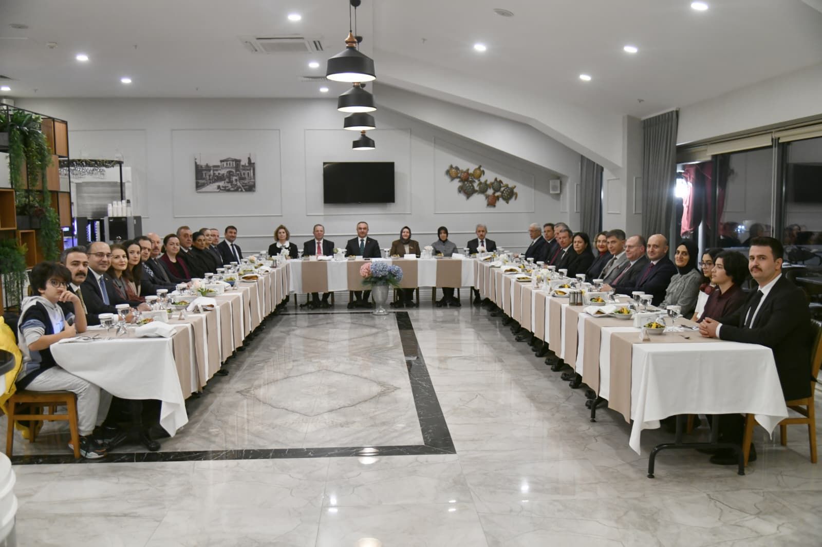 İdareciler Günü yemeğinde bir araya geldiler