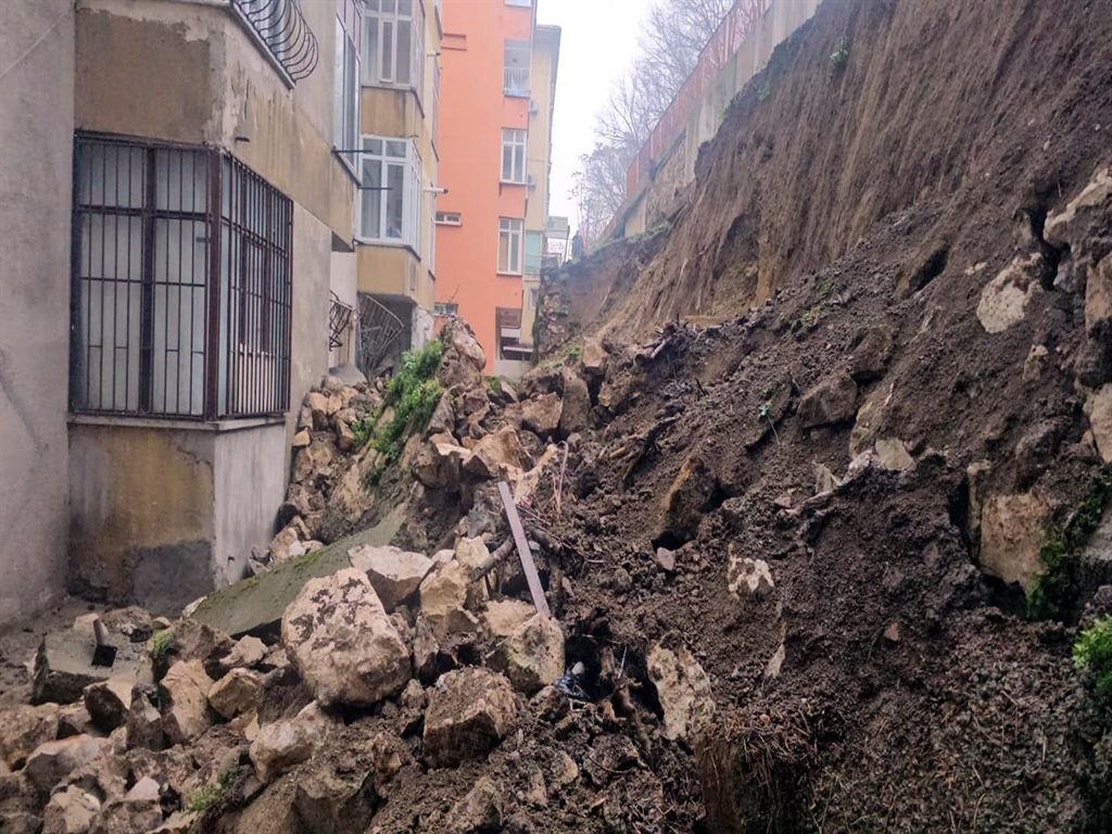Sağanak yağış nedeniyle istinat duvarı yıkıldı
