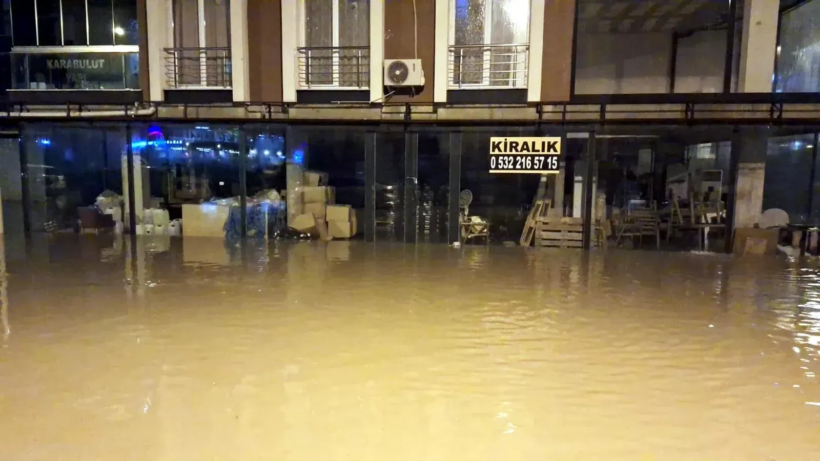 Ev ve iş yerlerini su bastı