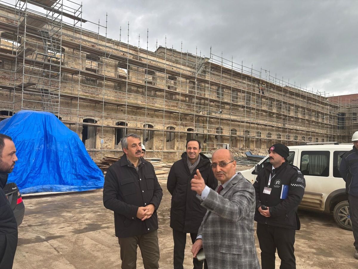 Vali Sezer, Mahmudiye Kışlası’ndaki çalışmaları inceledi