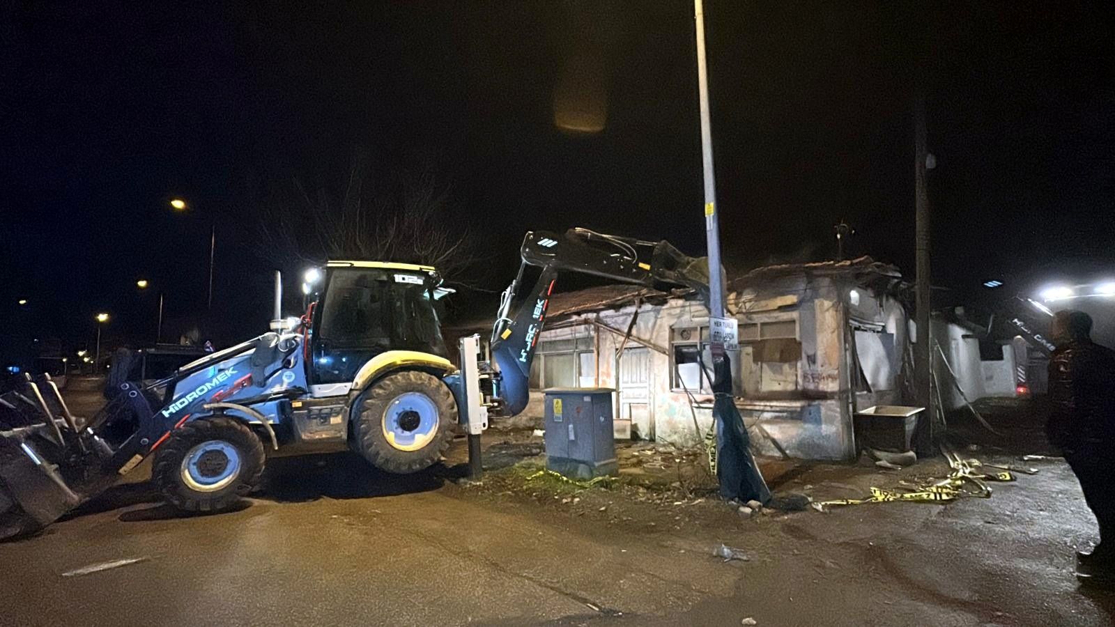 Metruk binanın çatısı çöktü