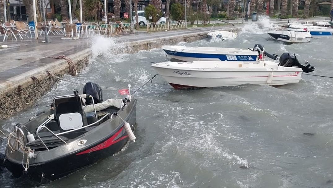 Silivri’de fırtına nedeniyle tekne ve yatlar zarar gördü