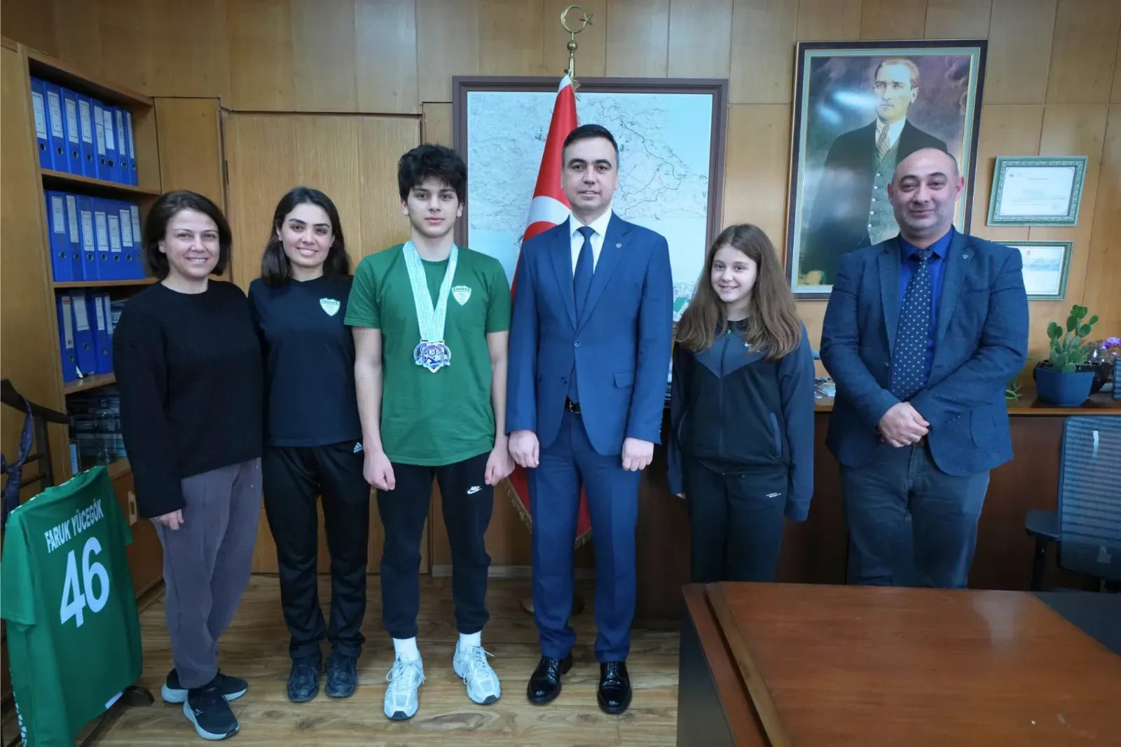 Şampiyon yüzücüden Bölge Müdürü Yücegök’e ziyaret