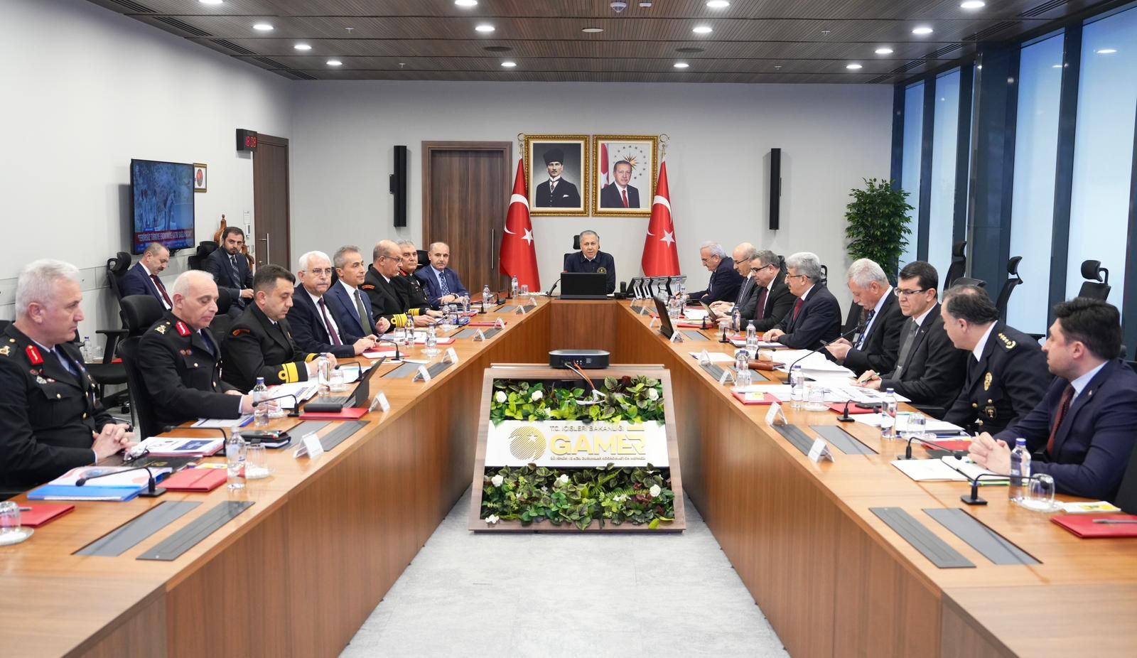 Bakan Yerlikaya, yılbaşı tedbirlerini Valilerle masaya yatırdı