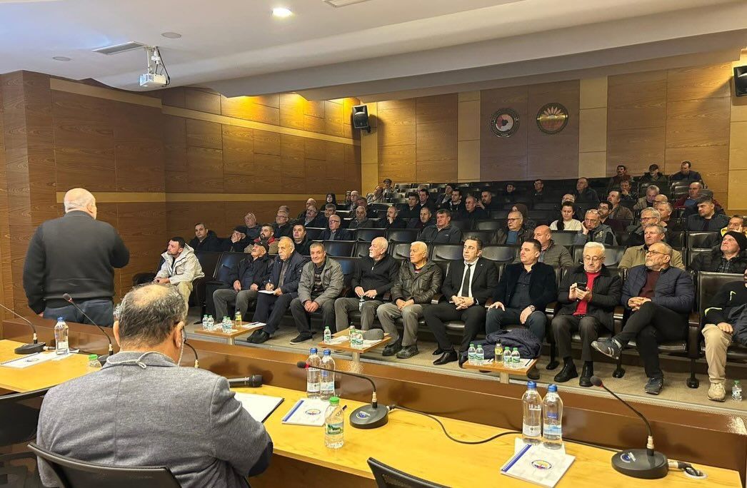 Arı yetiştiricileri eğitimlerde bir araya geldi