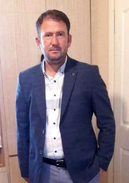 Otomobiliyle yön levhası direğine çarpan muhtar hayatını kaybetti