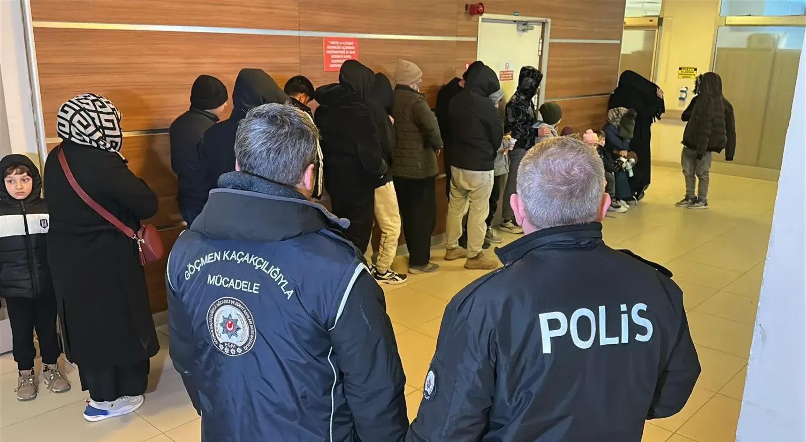 Polisten kaçarken kaza yapan minibüsten 20 kaçak göçmen çıktı