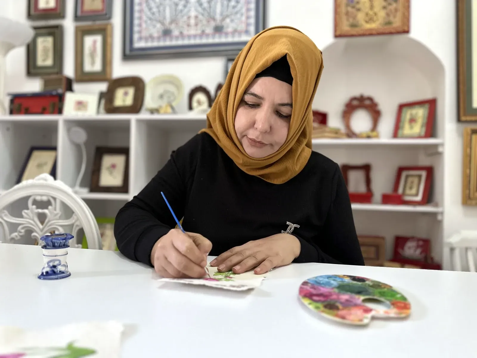 Geleneksel el sanatı Edirnekari'yi kendi ürettiği kağıtlara işliyor