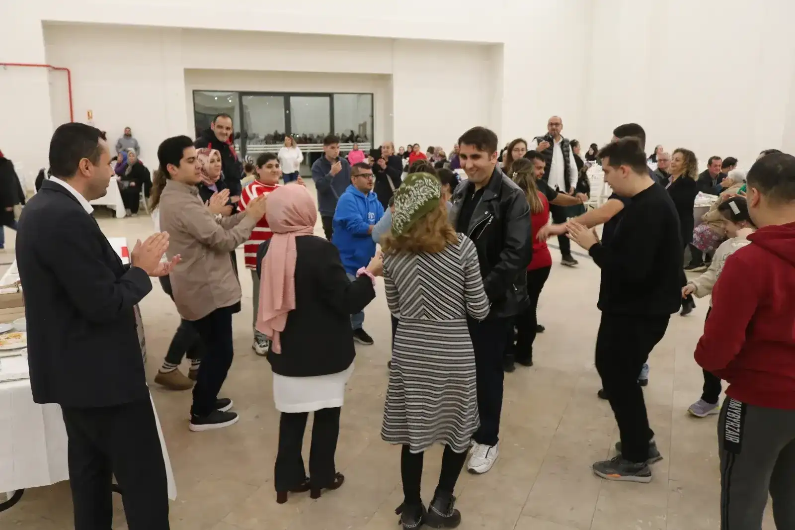 Özel bireyler ve aileleri yemekte bir araya geldi
