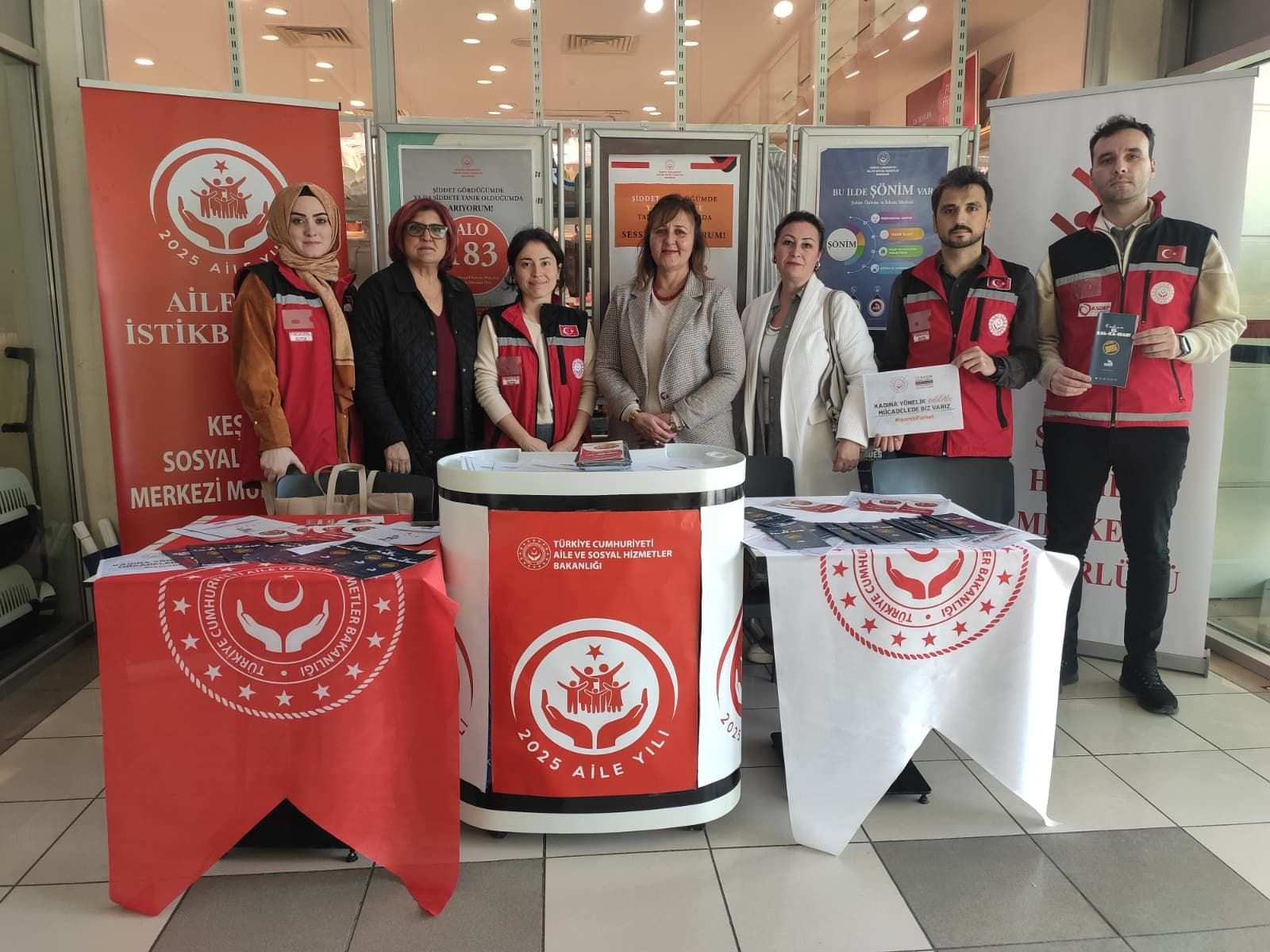 Kadına şiddete karşı farkındalık standı kurdular