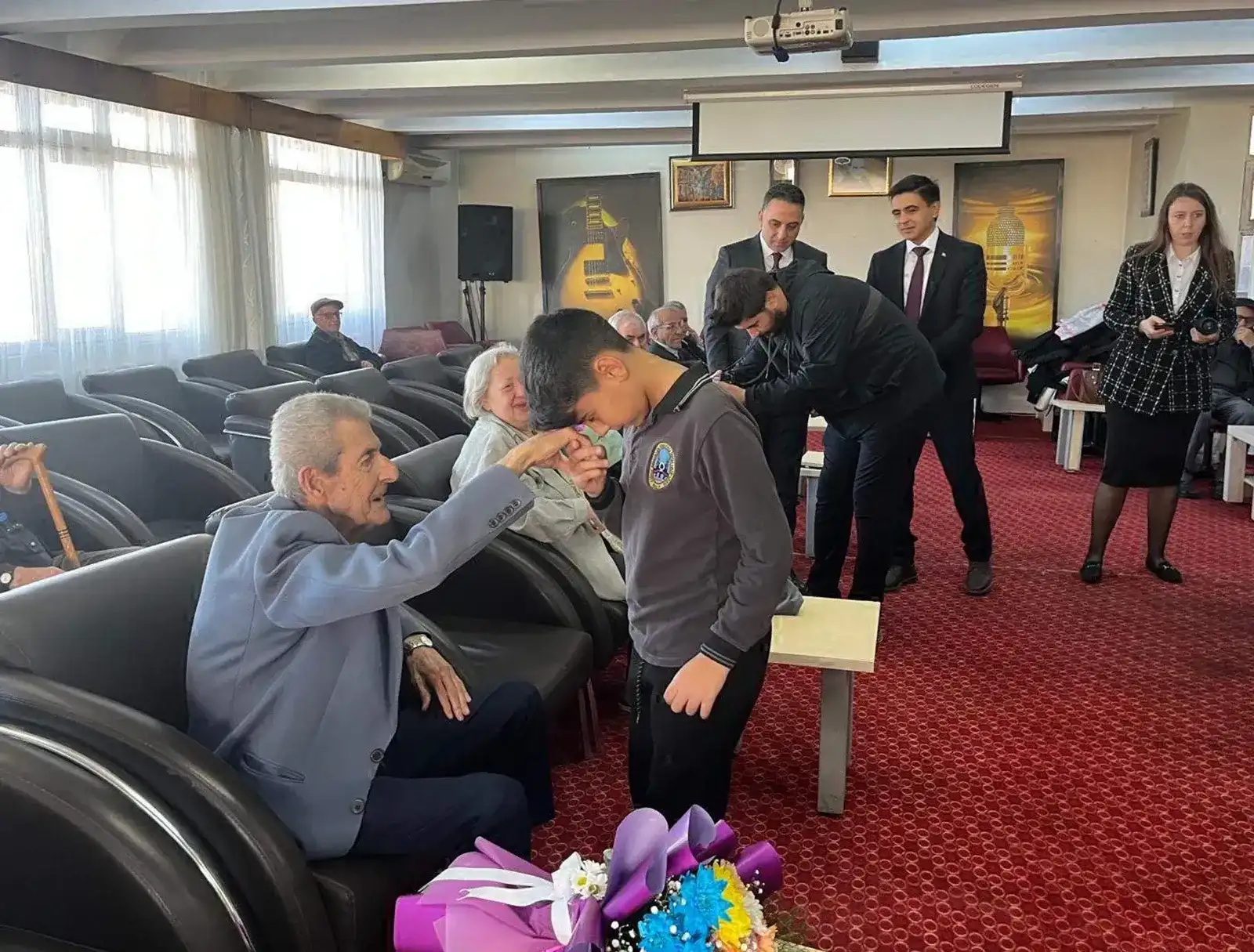 Edirne’de öğrencilerden huzurevi sakini öğretmenlere anlamlı ziyaret