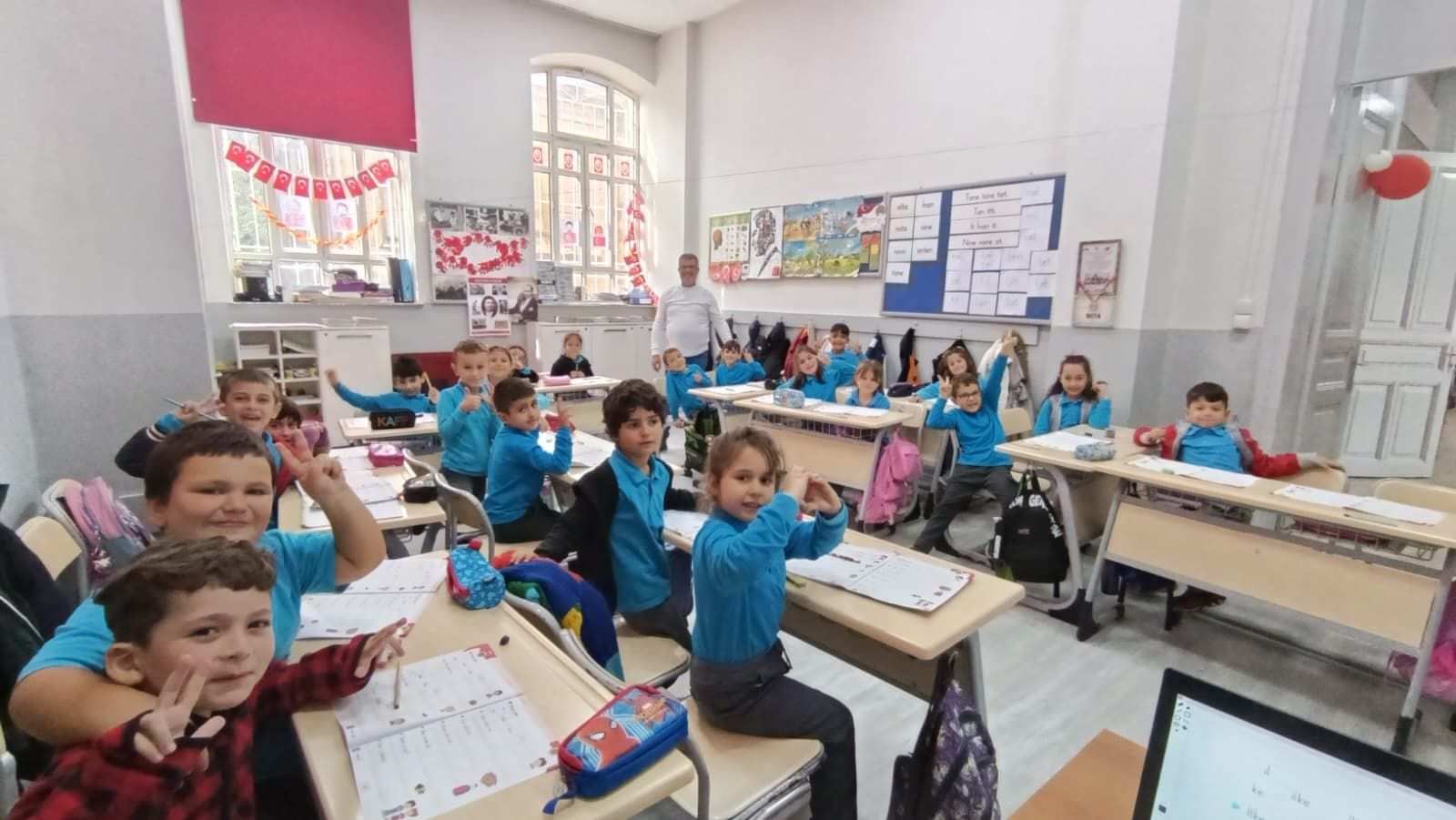 Sınıf duvarlarını aşan öğretmen: Metin Serrin