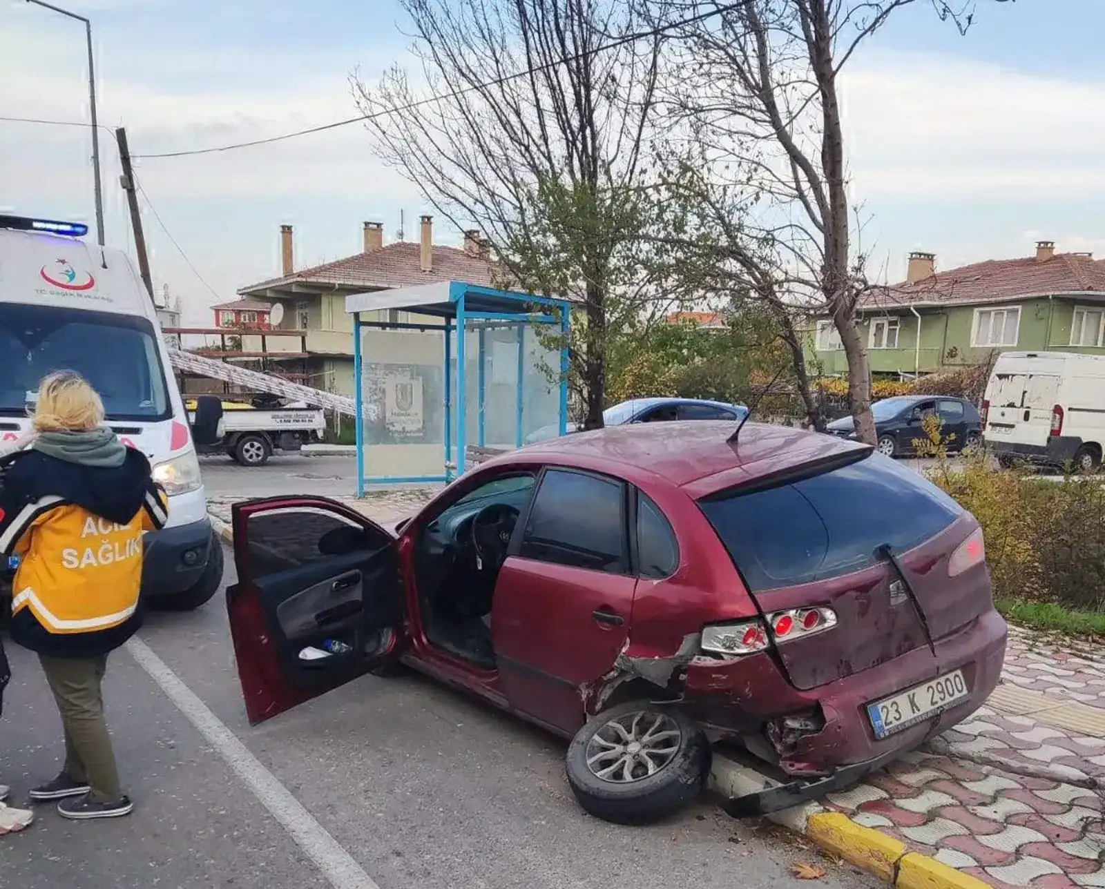 Otomobillerin çarpıştığı kazada 3 yaralı