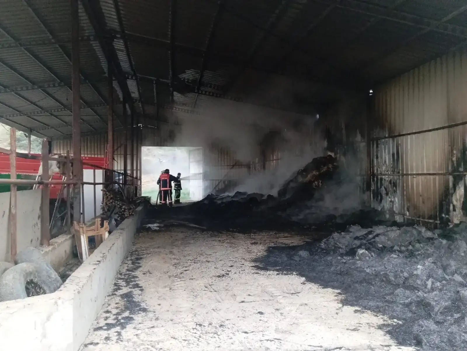 Depodaki yangında bin saman balyası kullanılamaz hale geldi