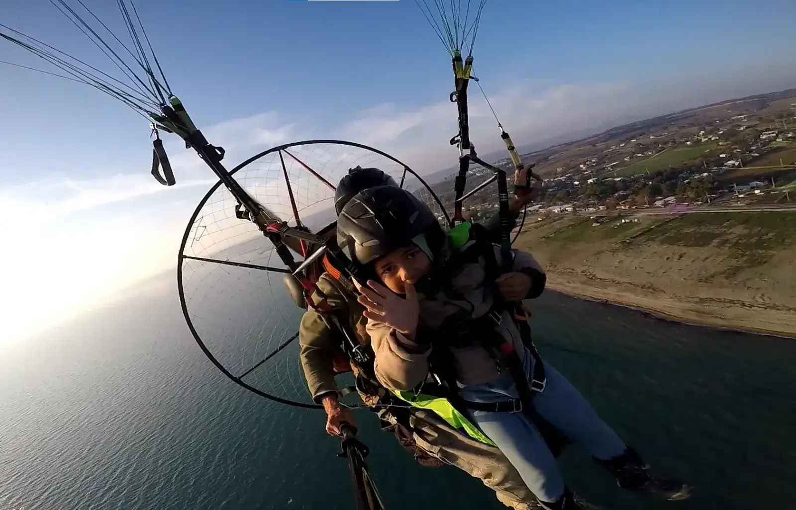 Saros semalarında iki kardeşin paramotor heyecanı