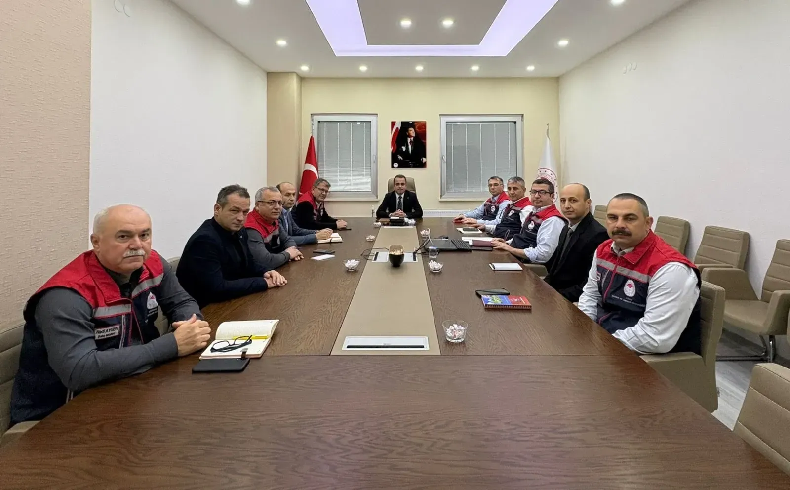 Haftalık değerlendirme toplantısında bir araya geldiler