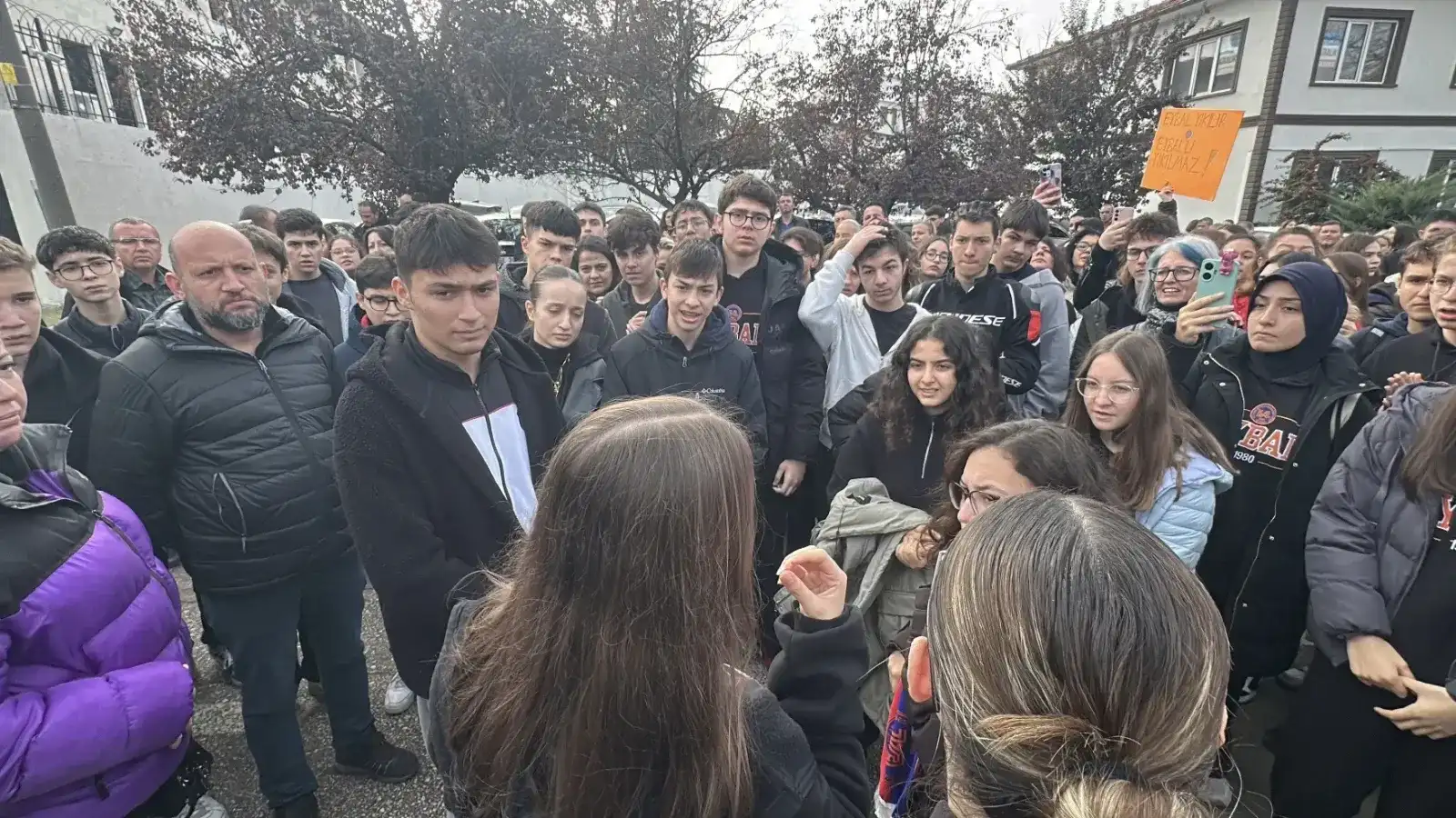 Depreme dayanıksız raporu verilen lisenin öğrencileri, Vali ile görüştü
