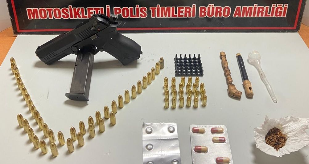 Araçta ruhsatsız tabanca, mermi ve uyuşturucu ele geçirildi