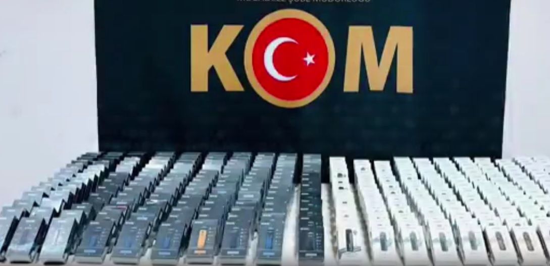 Gümrük kaçağı elektronik sigaraları bagaj ve koltukların altına gizlemiş