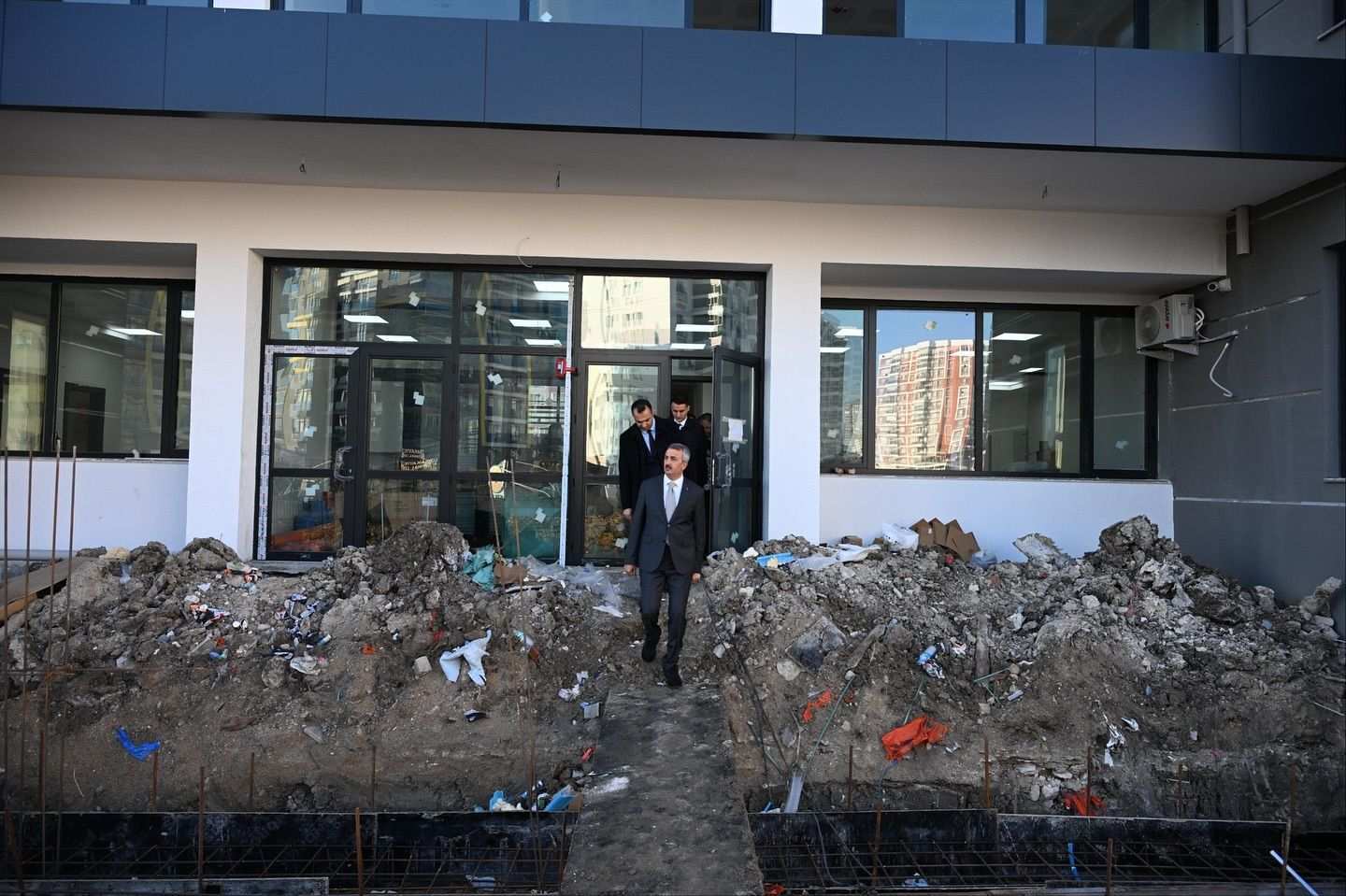 Yıkılan okulun yerine yeni okul yapılıyor