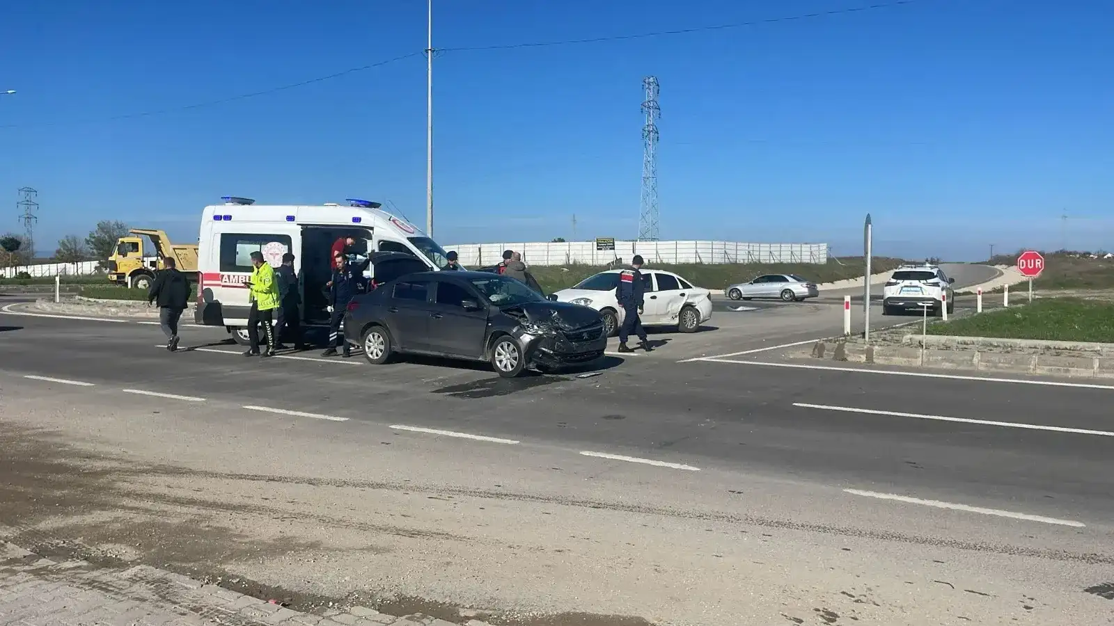 İki otomobil çarpıştı; 8 yaralı