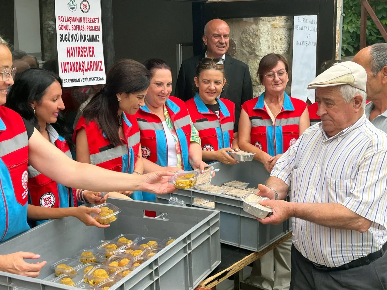 Vatandaşlara pilav ayran ikram edildi