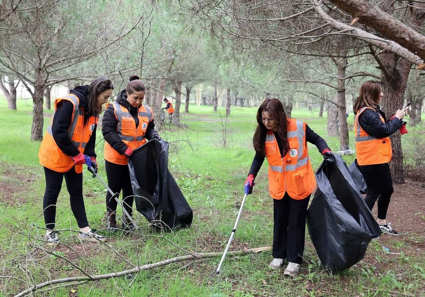 Çevre gönüllülerinden ormanlık alanda anlamlı çalışma