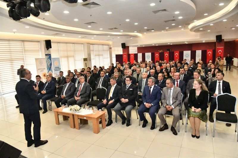 Eğitim Akademisi Yönetici Atölyelerinde ilk dersi Vali Soytürk verdi