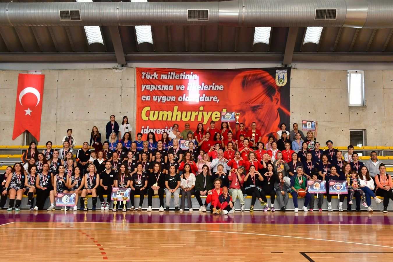 Cumhuriyet Kupası’nın şampiyonları ödüllerini aldı