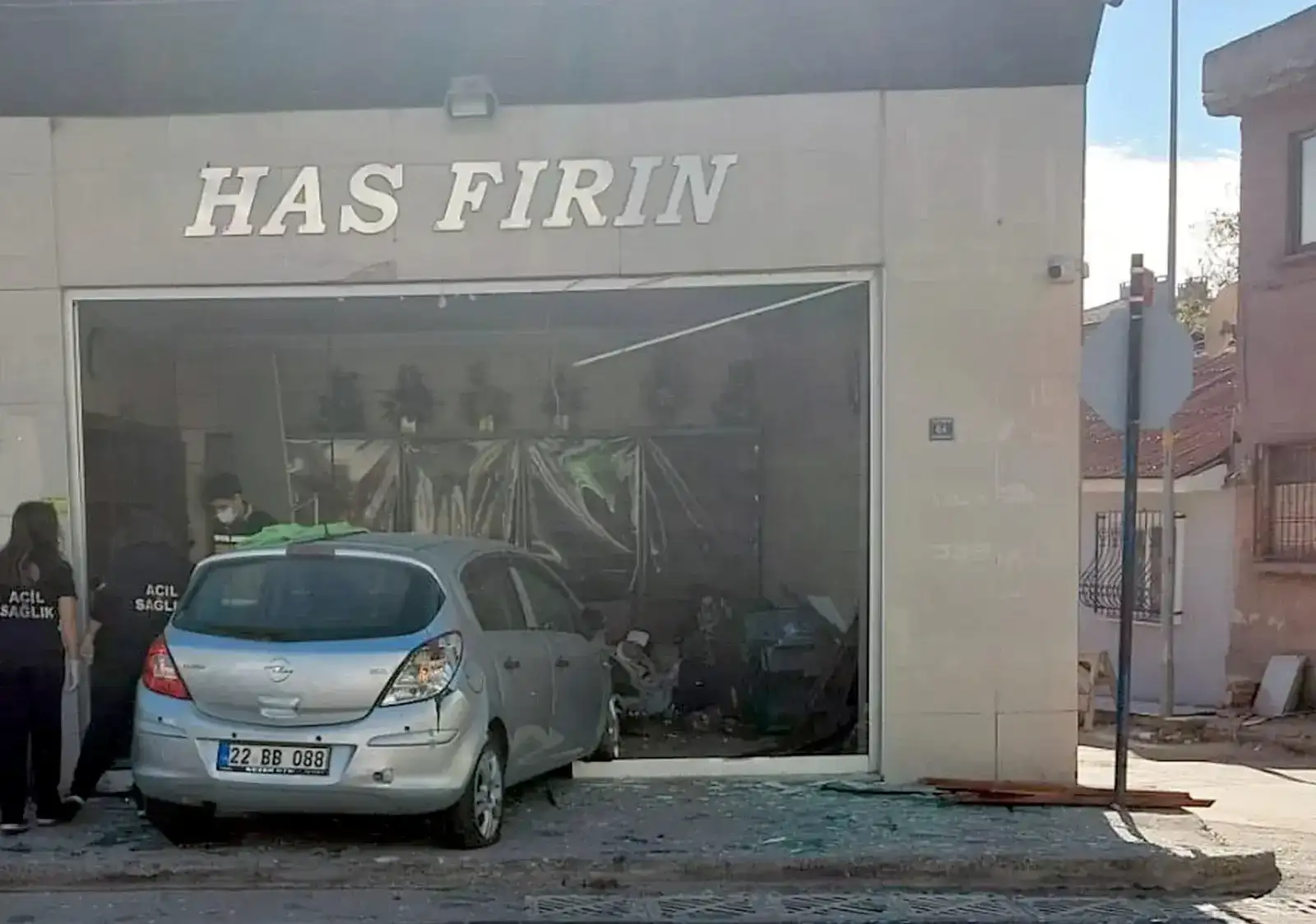 Kontrolden çıkan otomobil fırına daldı