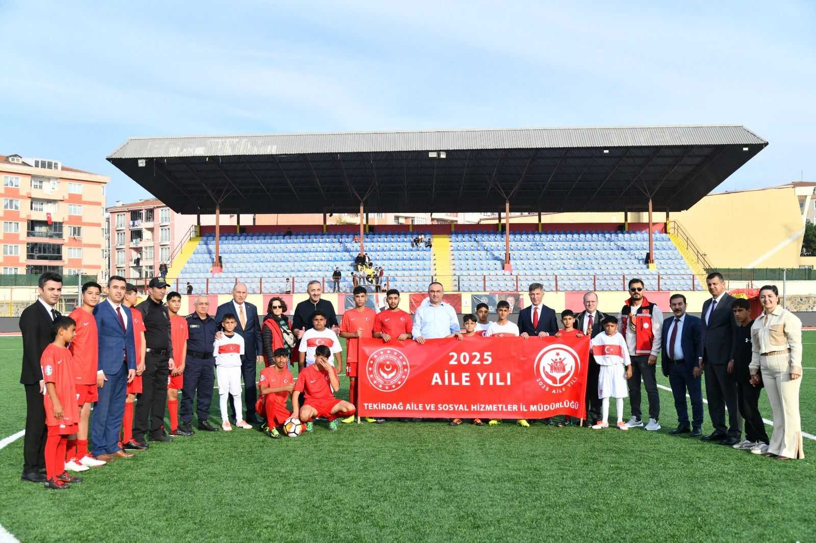 Mahallelerin gençleri, futbol maçında mücadele etti