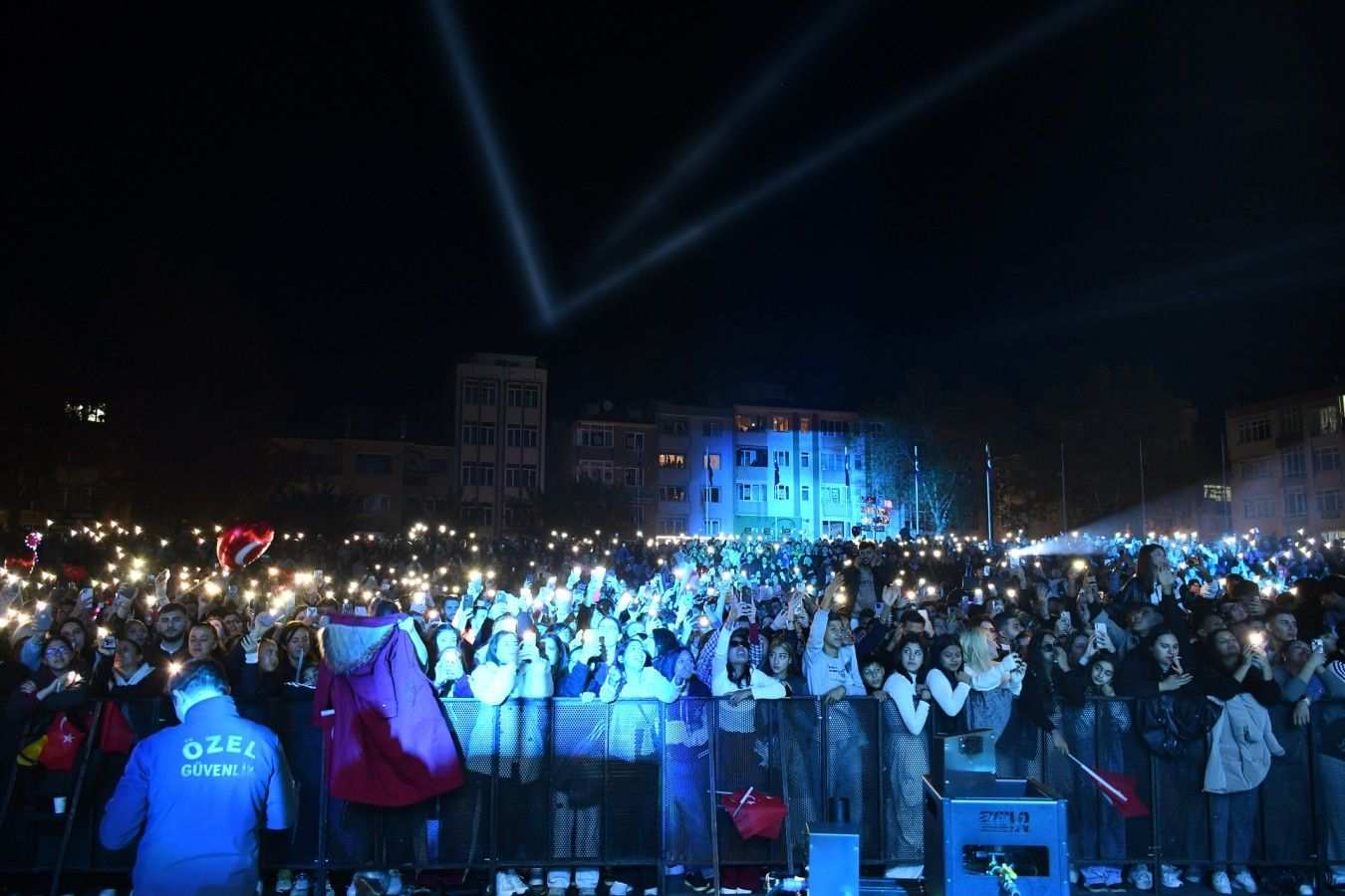 Cumhuriyet coşkusu Derya UIuğ konseriyle taçlandı