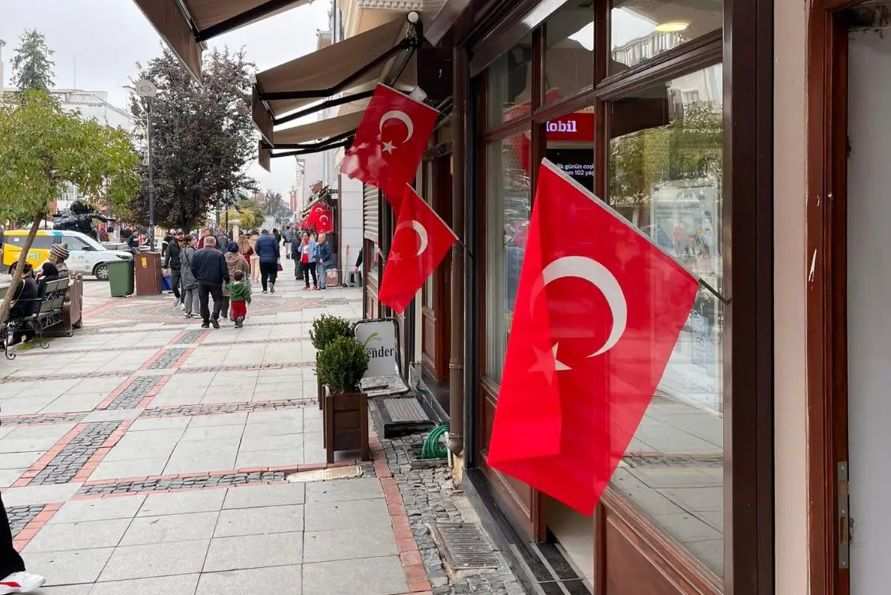 Caddeler bayraklarla donatıldı