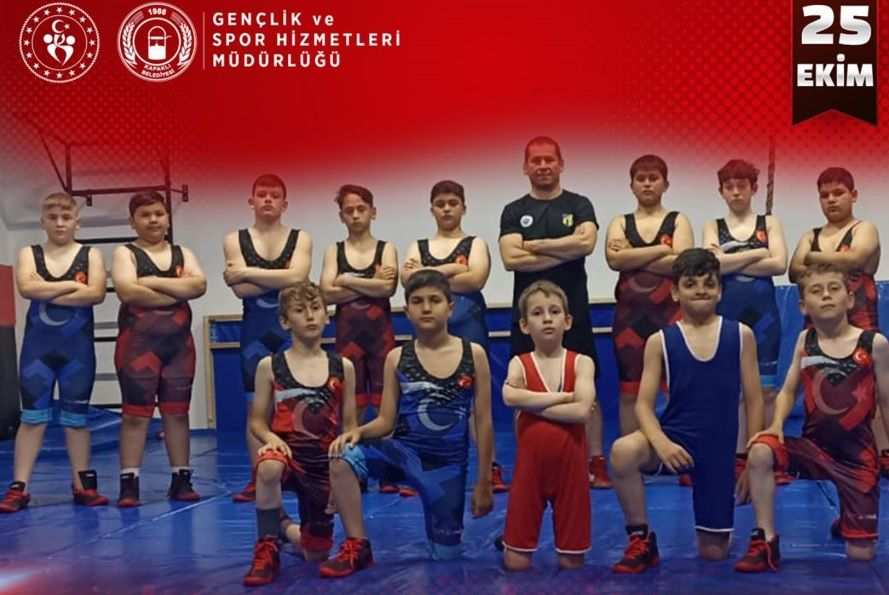 Minik pehlivanlar minderde Cumhuriyet için ter dökecek