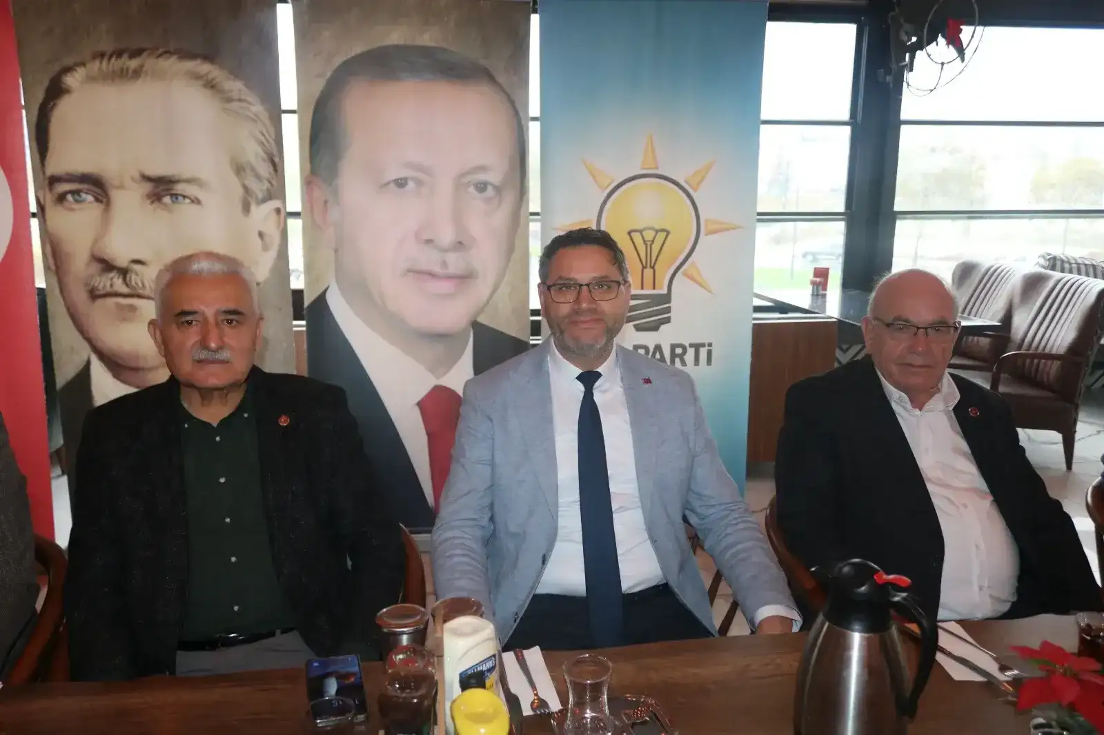 İlçe Başkanı Azbay, muhtarlarla kahvaltıda bir araya geldi