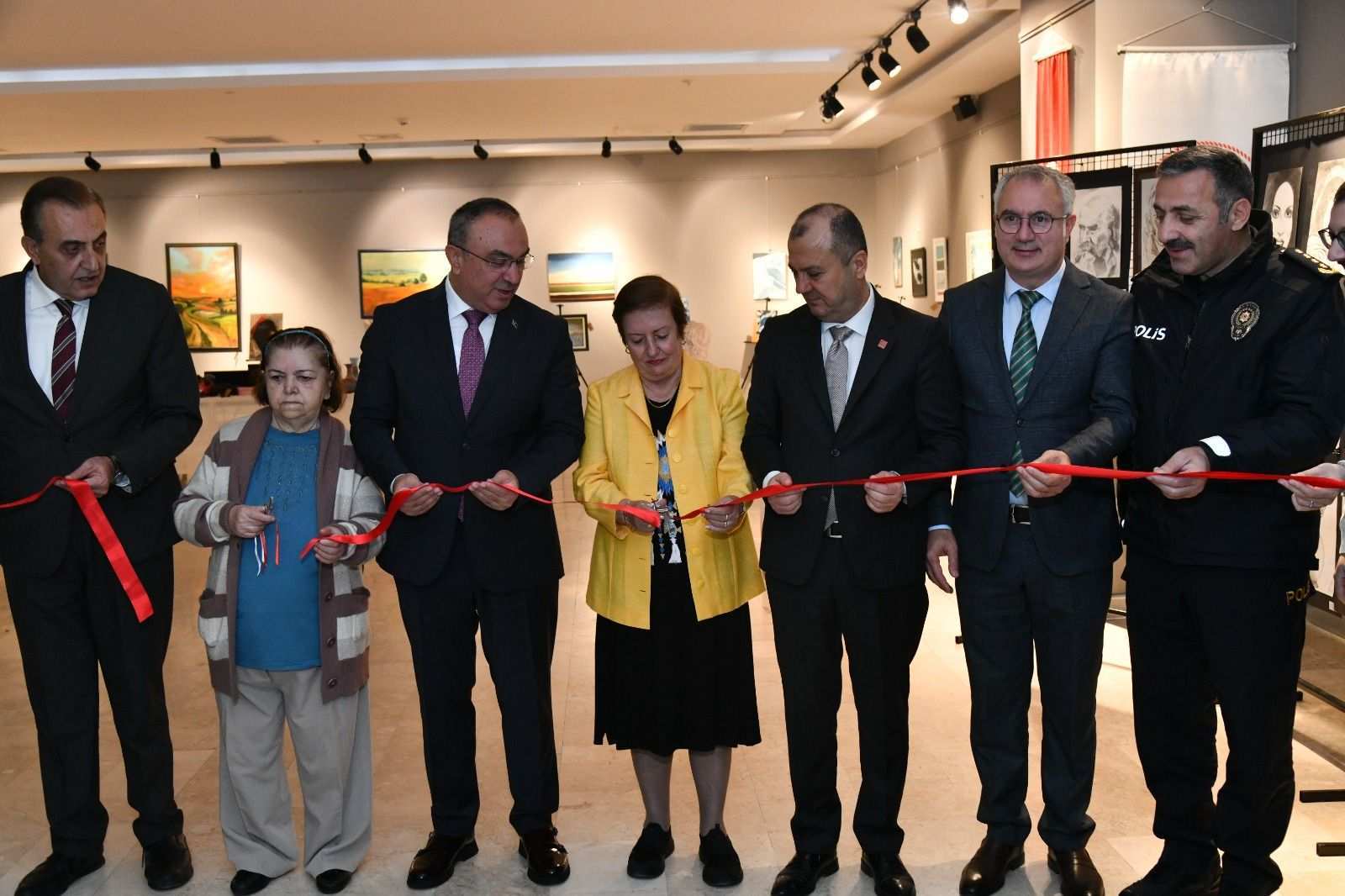 El Sanatları ve Resim Sergisi açıldı