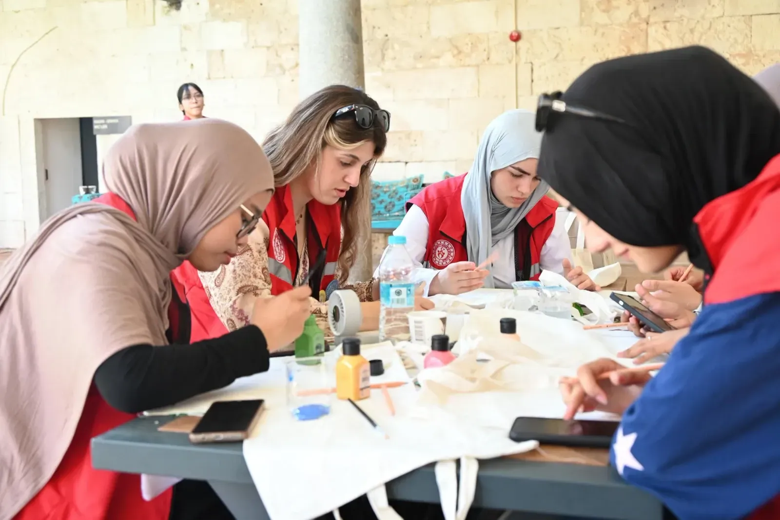 Damla gönüllüleri sevgi ve dayanışmayı büyüttü