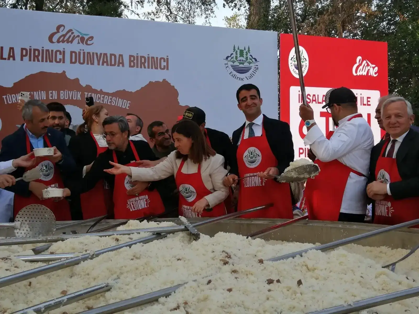 İpsala pirinci ile dünyada bir ilk: Türkiye'nin en büyük tenceresinde 6 ton pilav pişirildi