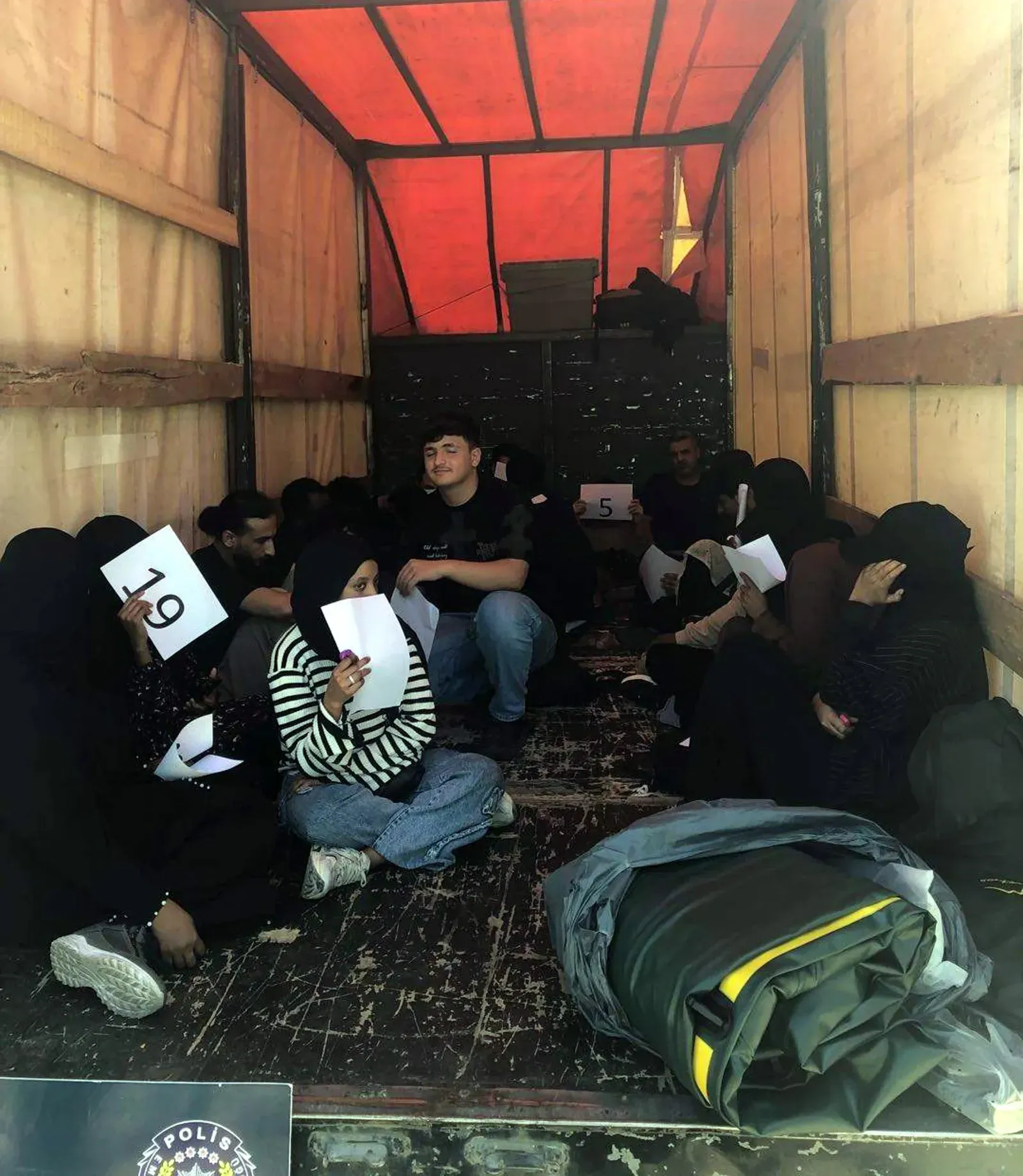 Kamyonetin kasasında 20 kaçak göçmen yakalandı