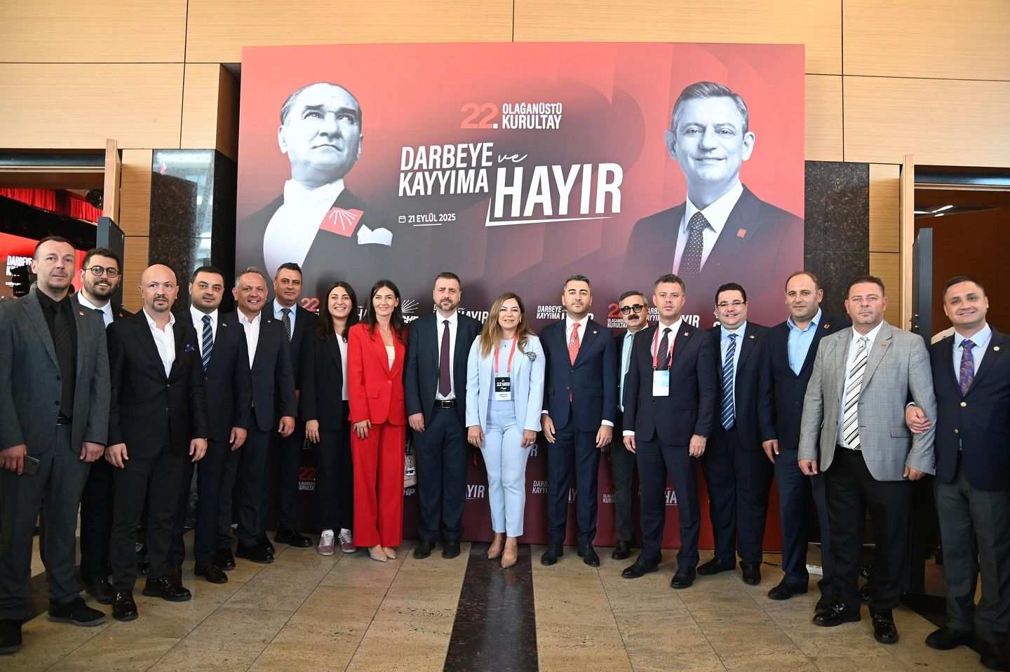 Özgür Özel yeniden genel başkan seçildi