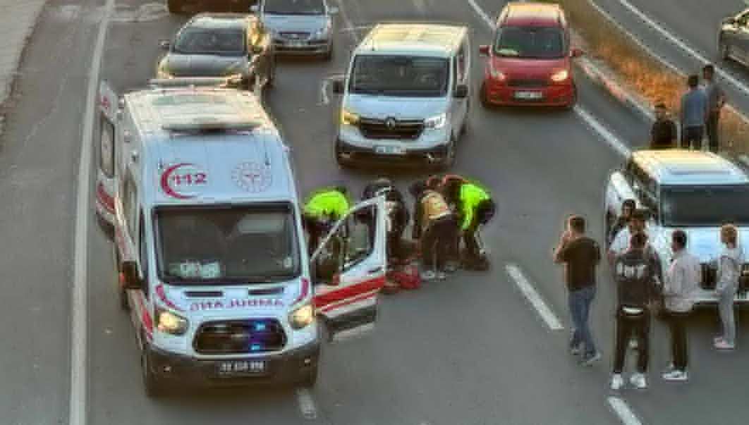 Yolun karşısına geçmek isteyen çocuğa otomobil çarptı