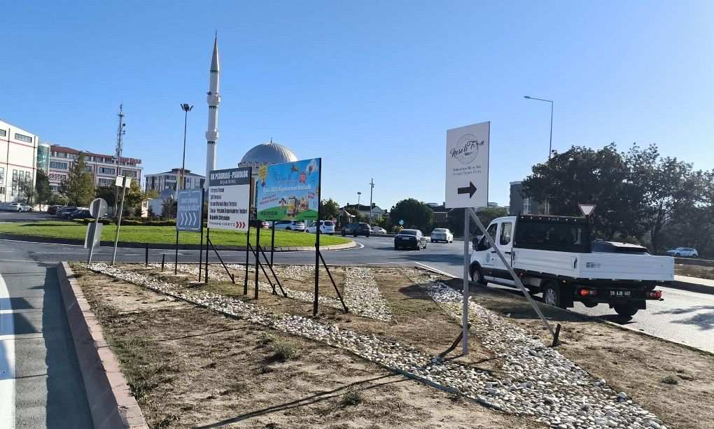 İzinsiz dikilen reklam tabelaları, zabıta ekipleri tarafından kaldırıldı