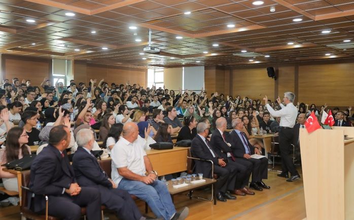 “İnsan ve insana hizmetin değeri” konulu söyleşi düzenlendi