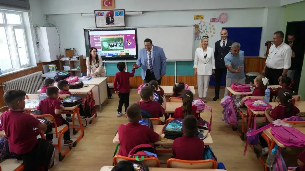 1. sınıf öğrencilerine çanta ve kırtasiye desteği