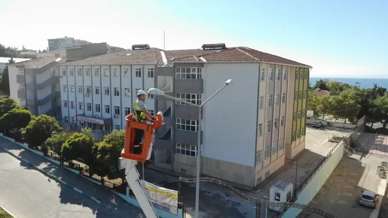Okul çevrelerindeki aydınlatmaların bakım ve onarımı yapıldı