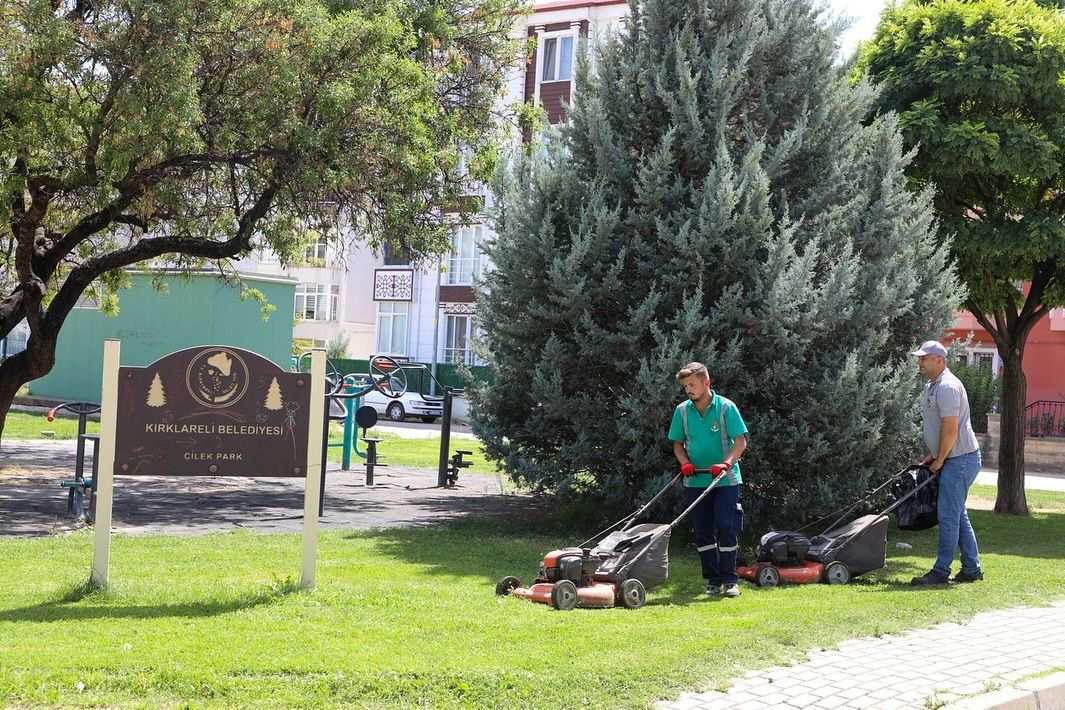 Dip Köşe Temizlikleri Karacaibrahim Mahallesi’nde devam etti