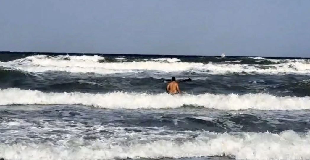 Yasağa rağmen denize giren 3 kişiden biri kayboldu