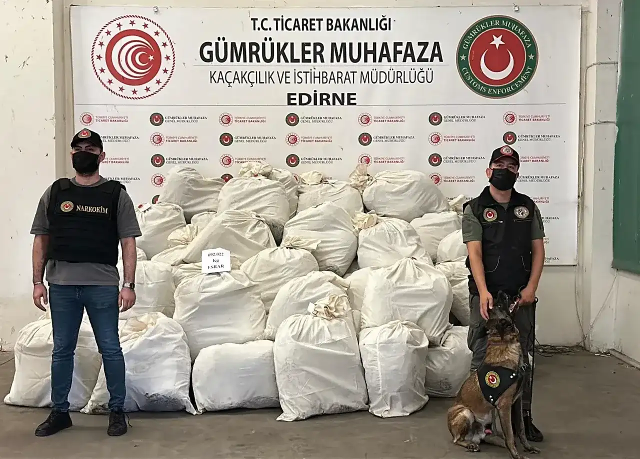 Boya tenekelerinde 692 kilo esrar ele geçirildi
