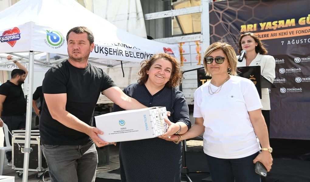 150 arı yetiştiricisine arı keki ve fondan şeker desteği