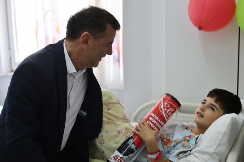 Başkan Çetin, sünnet olan çocukları ziyaret etti